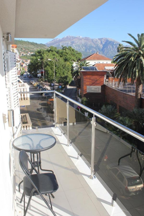 Chic Apartment In The City Center By The Sea 티바트 외부 사진