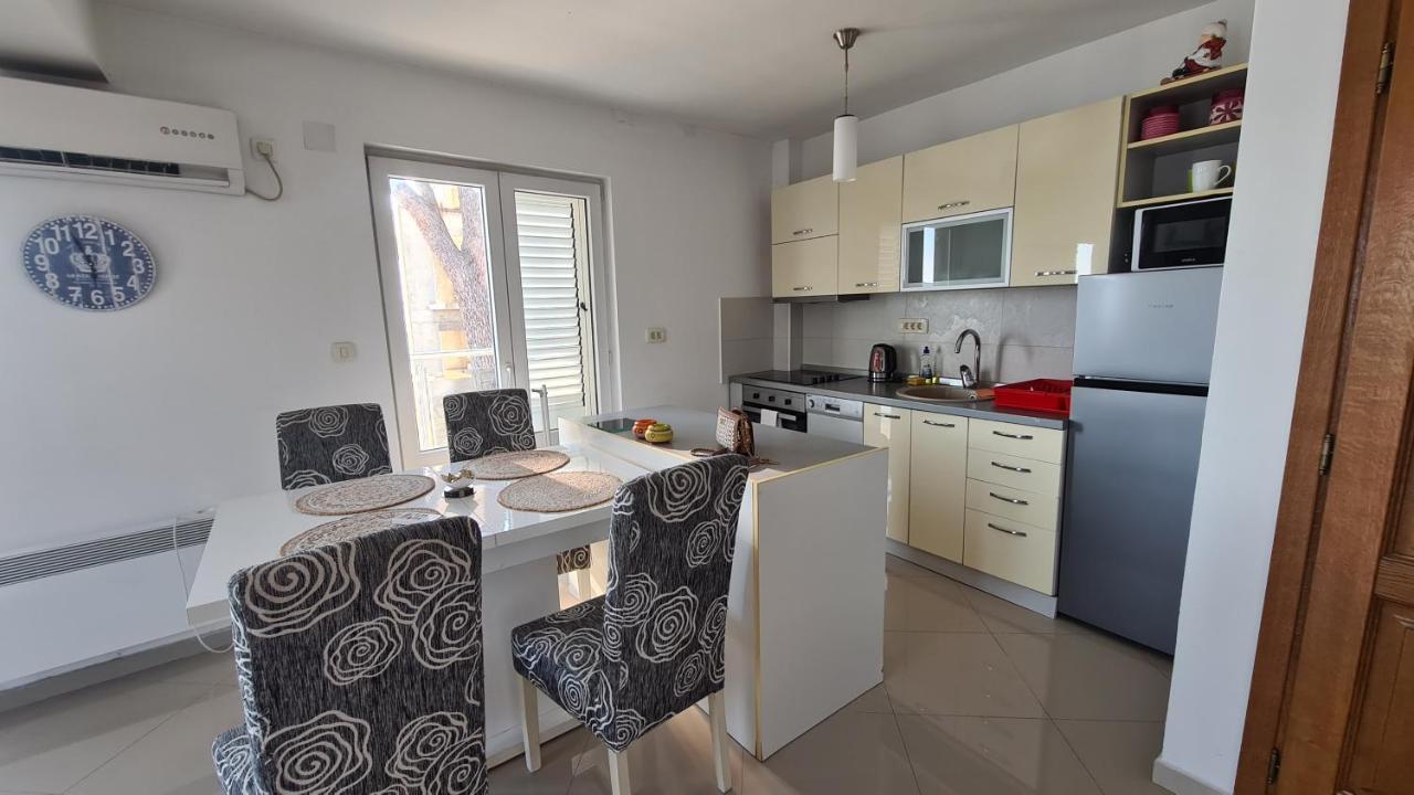 Chic Apartment In The City Center By The Sea 티바트 외부 사진