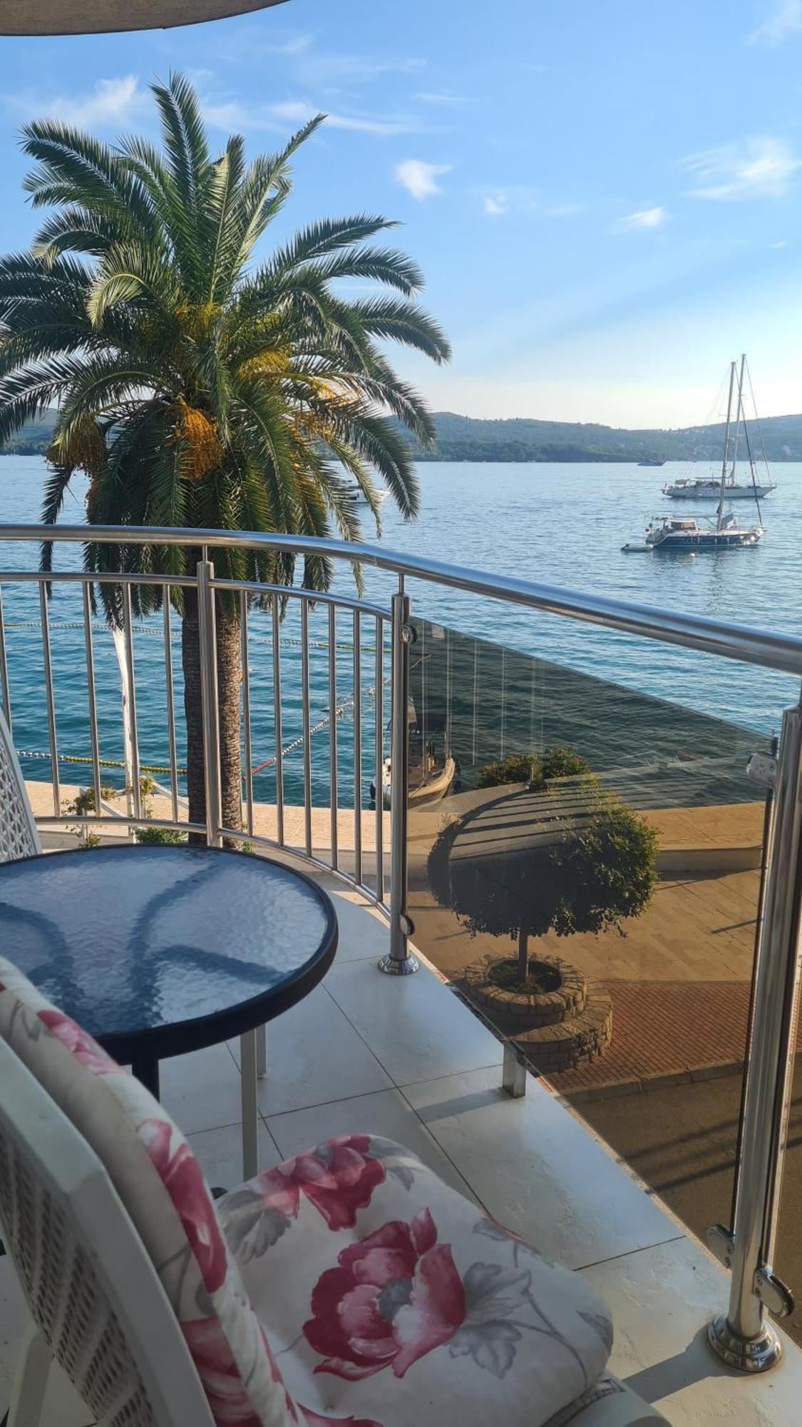 Chic Apartment In The City Center By The Sea 티바트 외부 사진