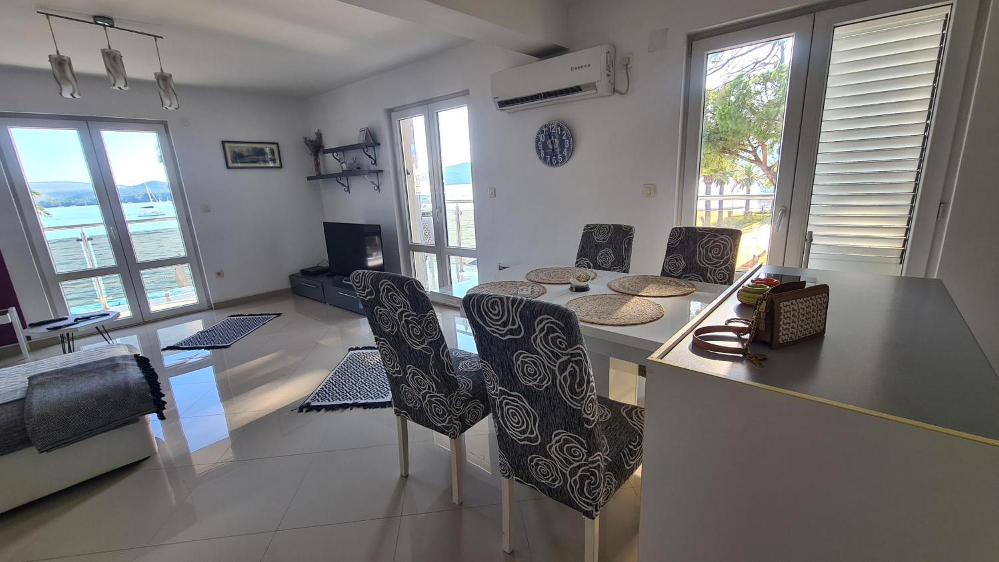 Chic Apartment In The City Center By The Sea 티바트 외부 사진